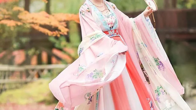 Hanfu Vibes: Wearing Tradition with New Style