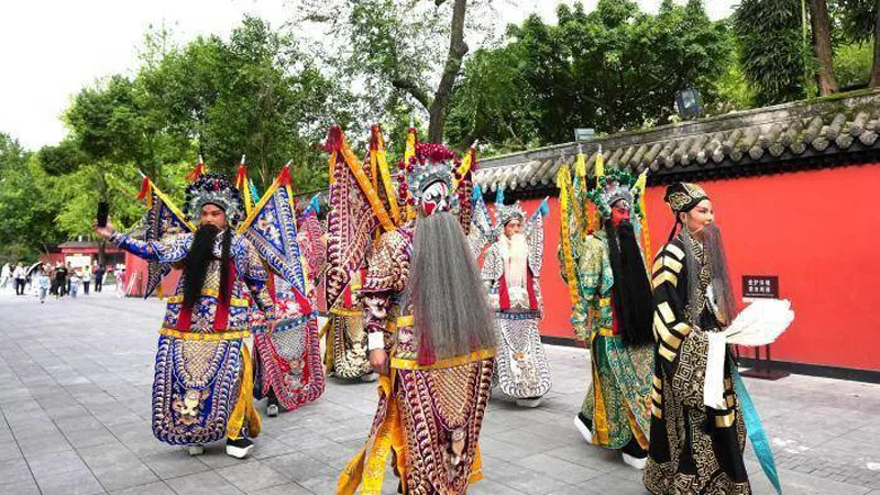 At Chengdu Wuhou Shrine, Shu Brocade Anchors a Fair