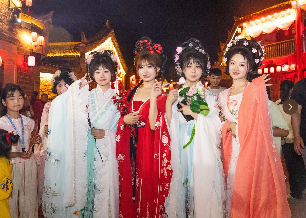 Hong'an Film Fantasy City Launches Grand Hanfu Festival 7