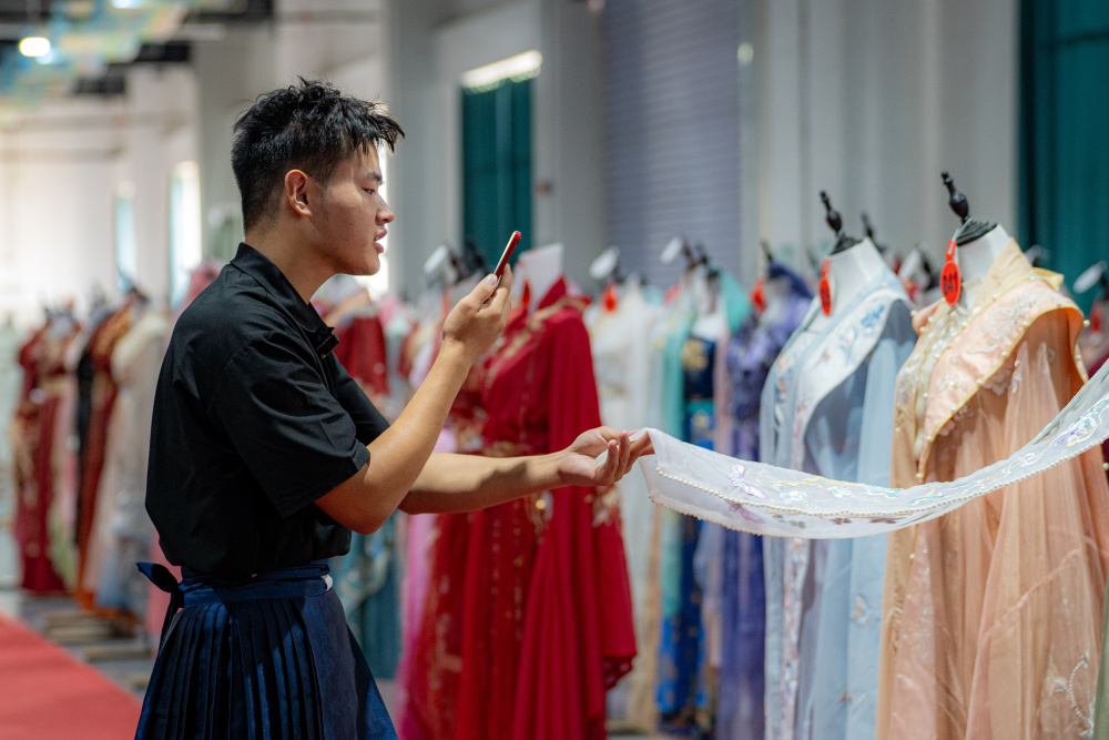 Caoxian: A Small Town Weaving a Billion - yuan Hanfu Industry