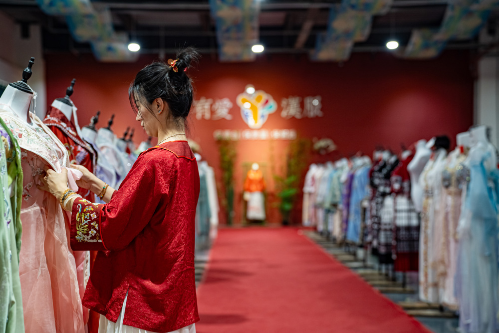 Caoxian: A Small Town Weaving a Billion - yuan Hanfu Industry
