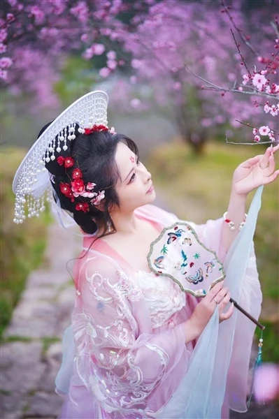 Yu Xiaodan: The Hanfu Stylist Making China-Chic