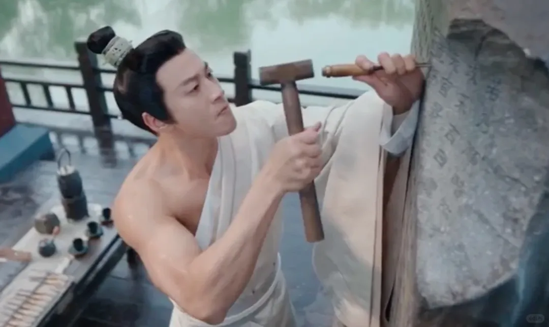 Why Does He Rundong Wear His Clothes Half-Exposed?