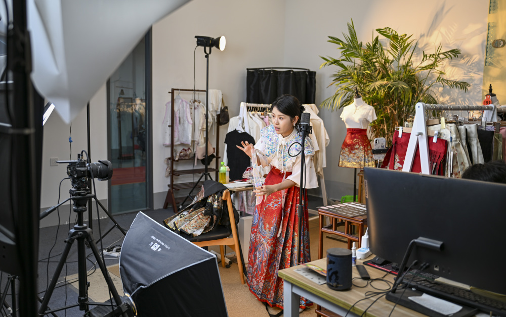 Caoxian: A Small Town Weaving a Billion - yuan Hanfu Industry