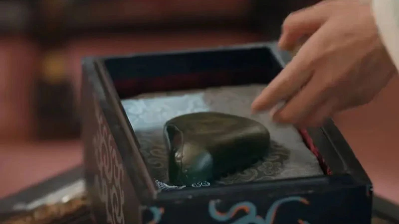 Jewelry in The Prisoner of Beauty