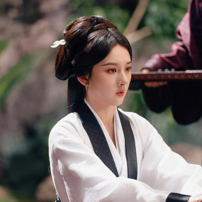 Jewelry in The Prisoner of Beauty