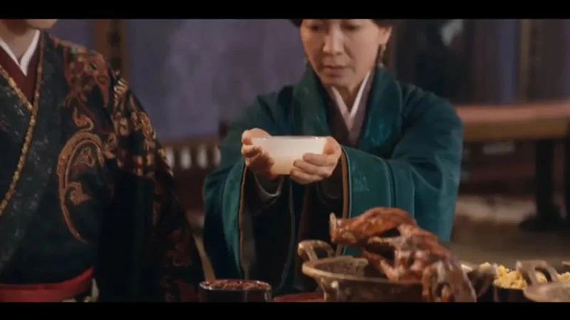 Jewelry in The Prisoner of Beauty