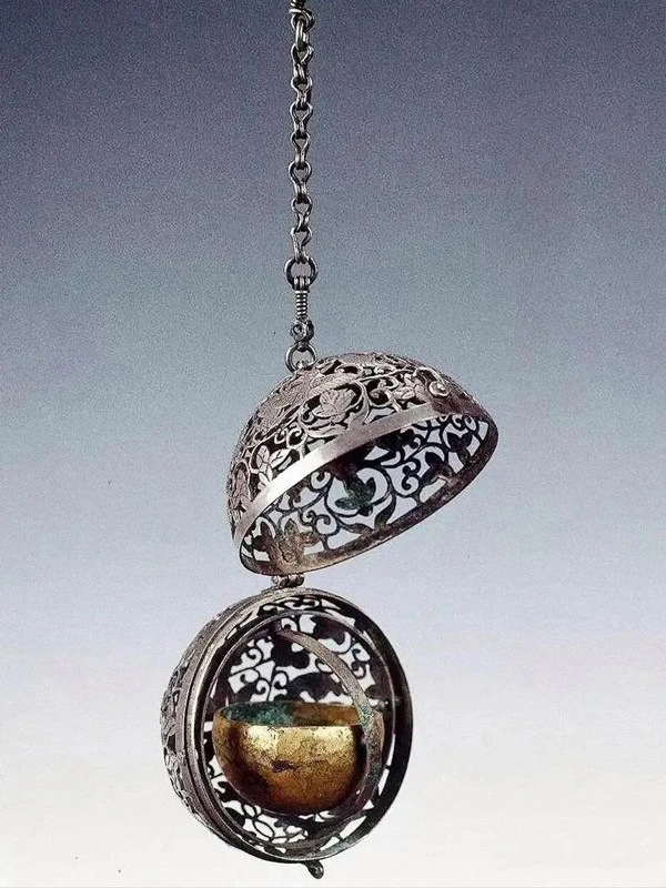Jewelry in The Prisoner of Beauty