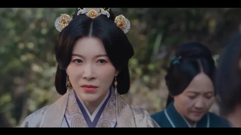 Jewelry in The Prisoner of Beauty