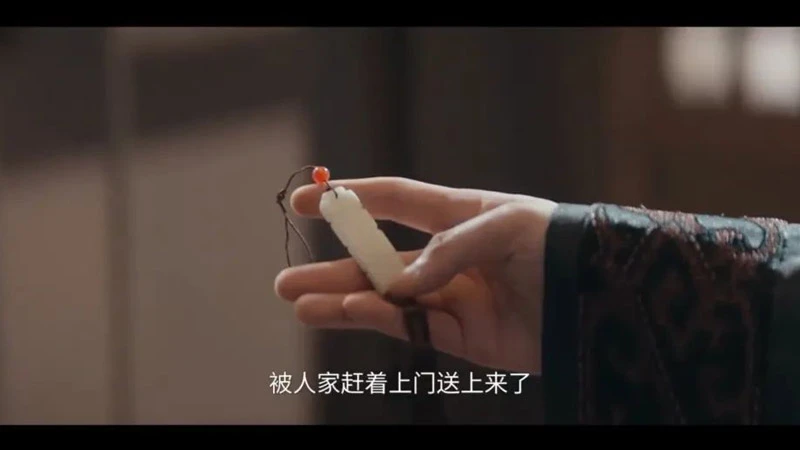 Jewelry in The Prisoner of Beauty