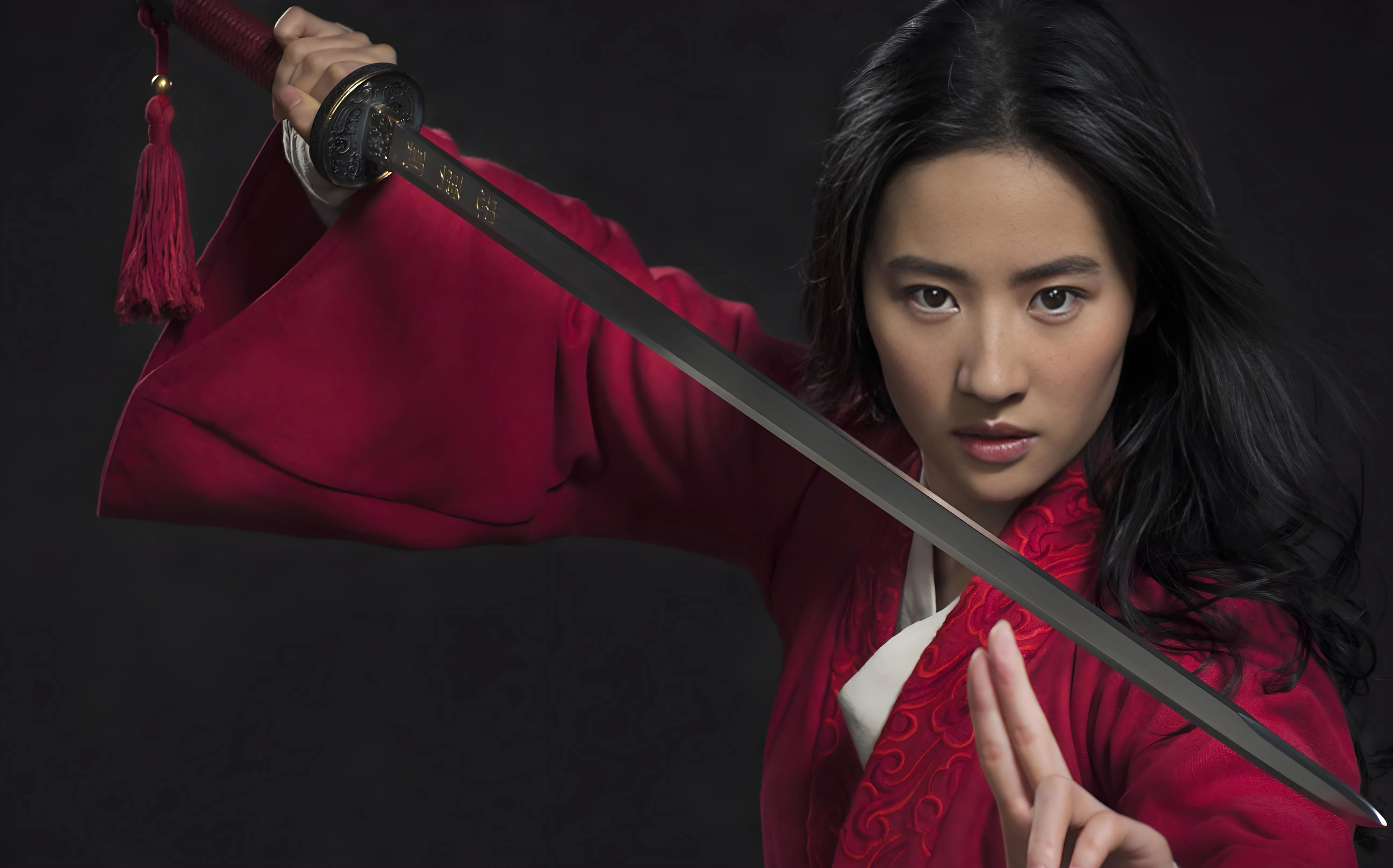Liu Yifei’s Childhood Crown and The Story of Rose’s Radiance