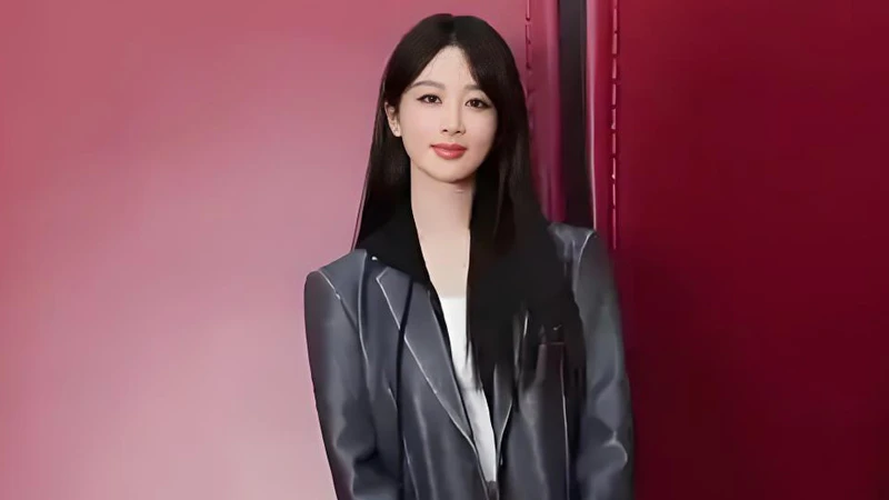 33 Yang Zi Stuns in Nude Stockings
