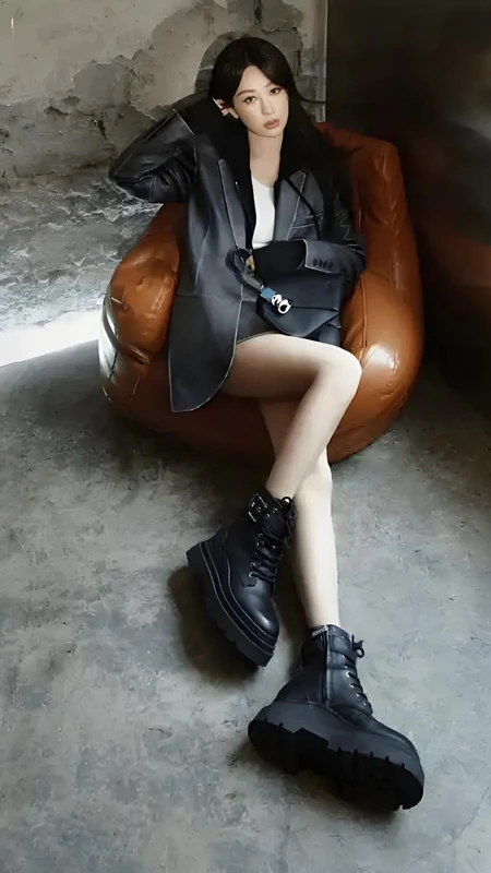 33 Yang Zi Stuns in Nude Stockings