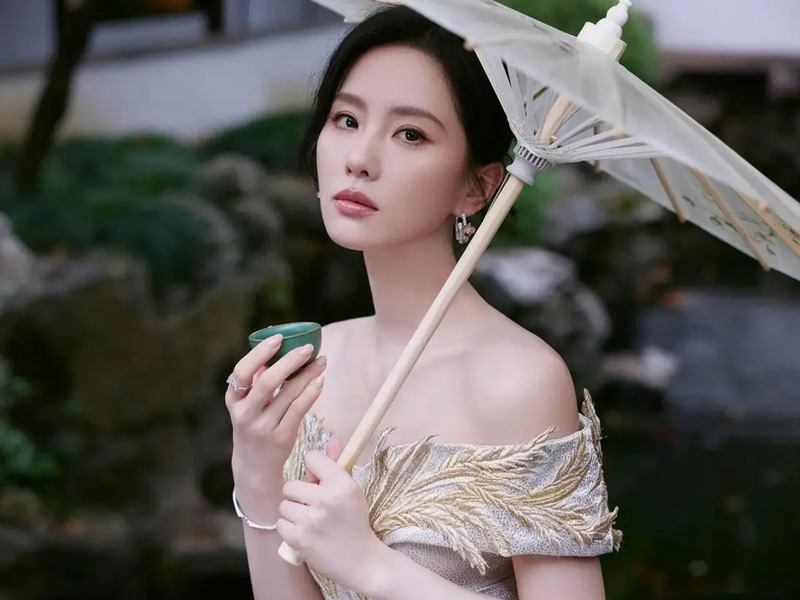 8 Actresses Who Redefined Grace with Oil-Paper Umbrellas