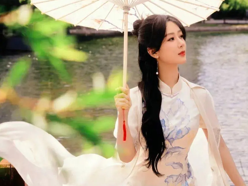 8 Actresses Who Redefined Grace with Oil-Paper Umbrellas