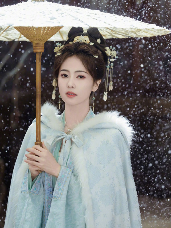 8 Actresses Who Redefined Grace with Oil-Paper Umbrellas