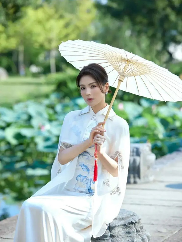 8 Actresses Who Redefined Grace with Oil-Paper Umbrellas