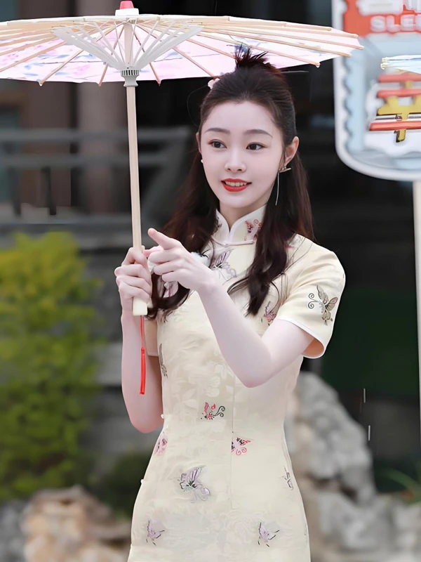 8 Actresses Who Redefined Grace with Oil-Paper Umbrellas