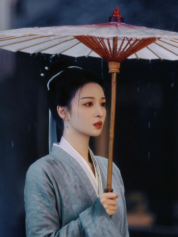 8 Actresses Who Redefined Grace with Oil-Paper Umbrellas