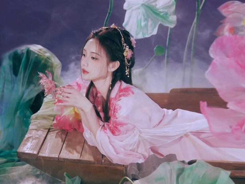 After 9 Years in the Industry, Li Yitong Chooses to Change