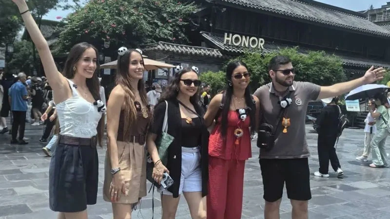 Chengdu's Cultural Symphony Leaves Greek Influencers Spellbound