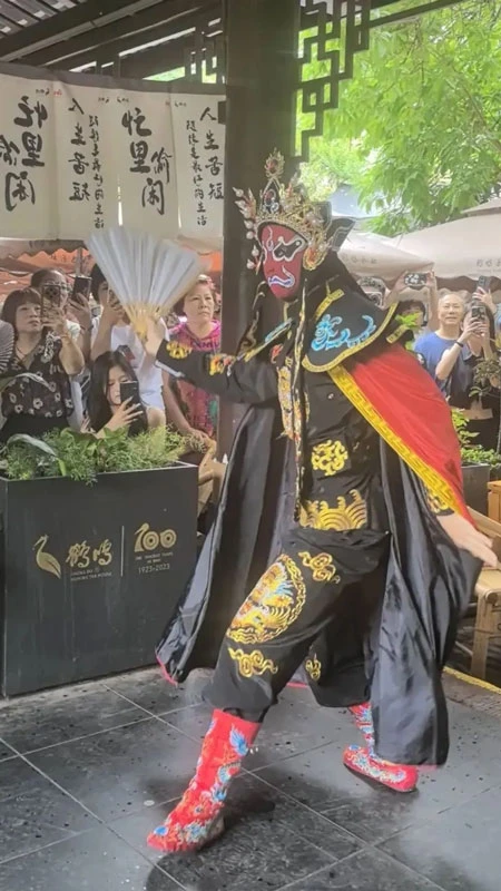 Chengdu's Cultural Symphony Leaves Greek Influencers Spellbound