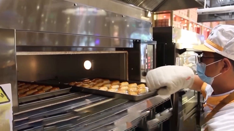 China's Fashion Renaissance Blends Threads of Tradition and Tech