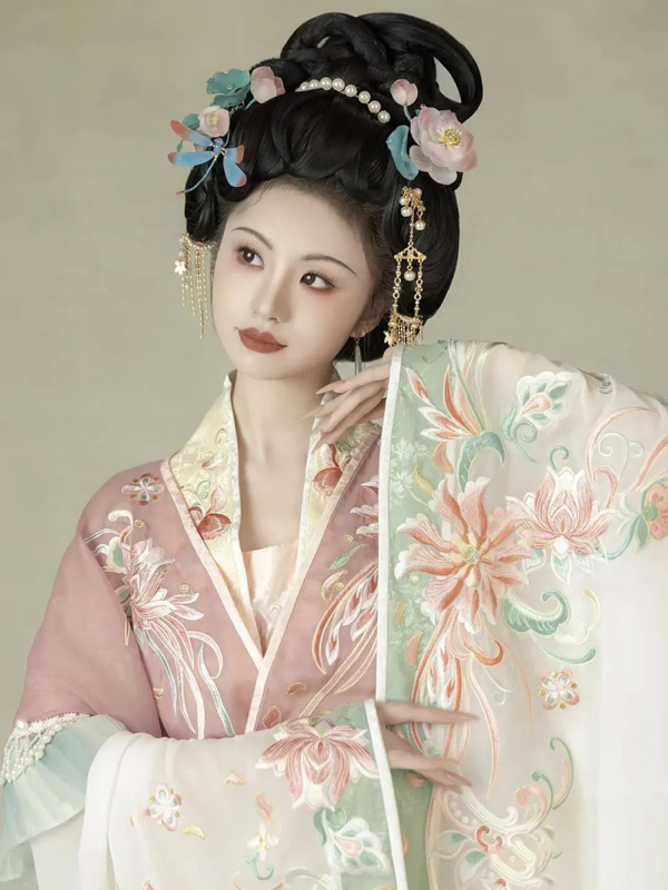 Hanfu: A Stunning Fusion with Modern Life