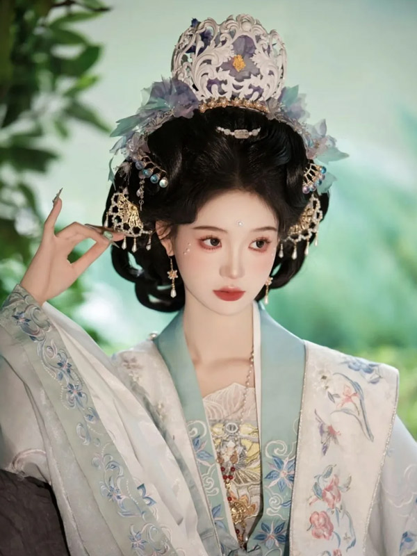 Hanfu: A Stunning Fusion with Modern Life