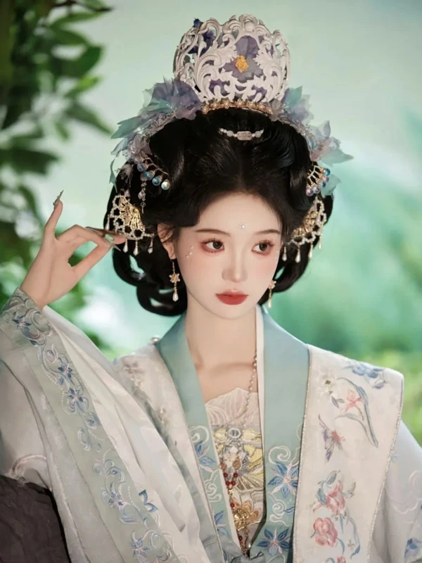 Hanfu: A Stunning Fusion with Modern Life