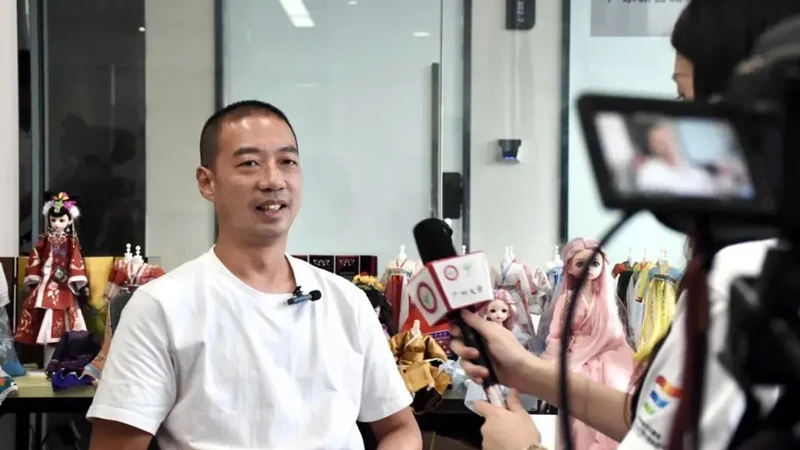 Hong Kong Designer Li Boheng Weaves Silk Legacy in Nansha