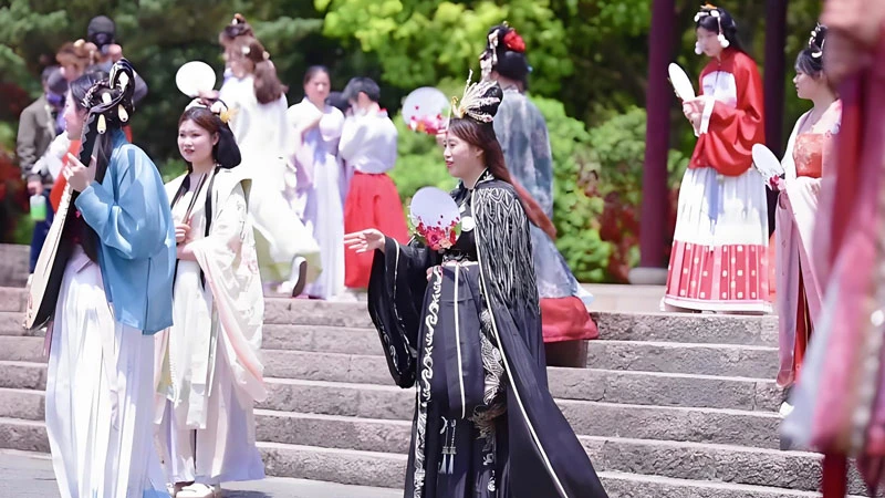 Hundred Hanfu Enthusiasts Compete in Fangta Garden