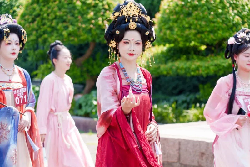 Hundred Hanfu Enthusiasts Compete in Fangta Garden