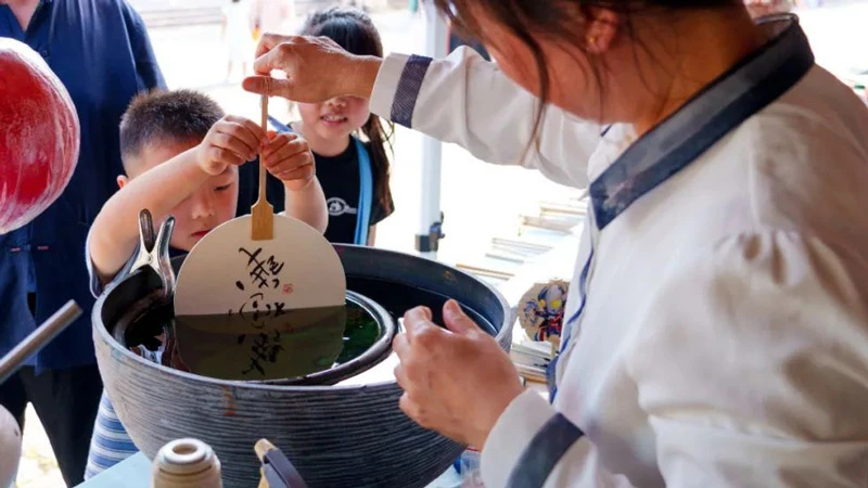 Hundred Hanfu Enthusiasts Compete in Fangta Garden