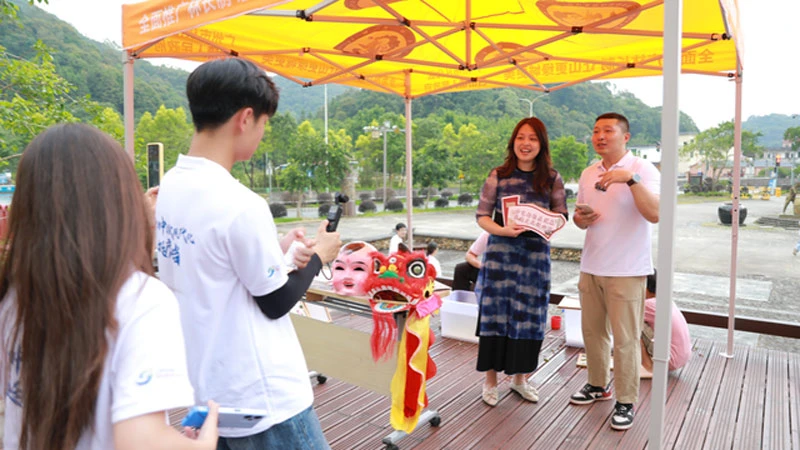 Intangible Heritage Liuxi Paper Breaks into Fashion
