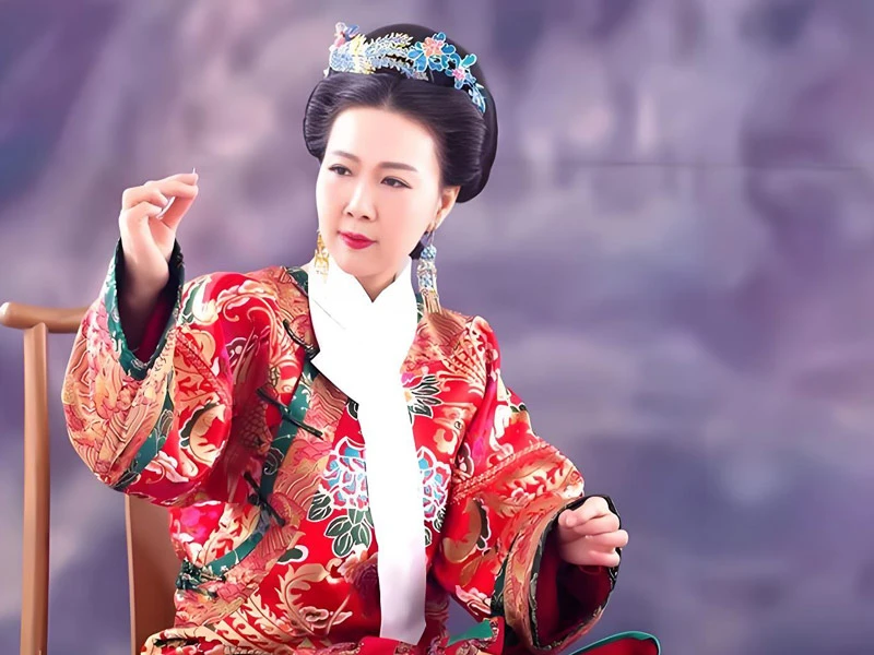 Jia Shujuan's Qipao: Weaving Manchu Tradition into Global Fashion