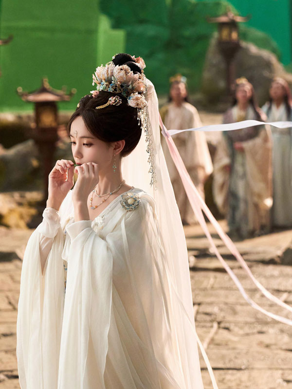 Li Yitong's Bold Performance in A Dream Within A Dream