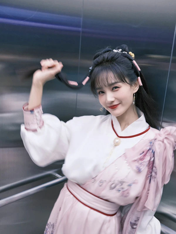 Li Yitong's Bold Performance in A Dream Within A Dream