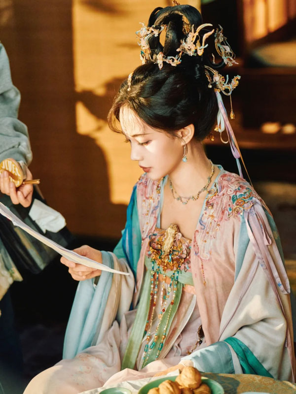 Li Yitong's Bold Performance in A Dream Within A Dream