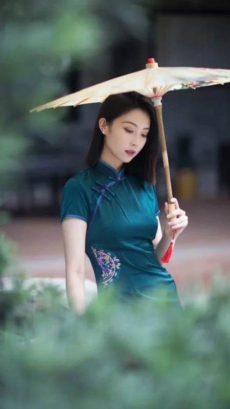 Master 7 Gestures to Captivate Cheongsam Portraits