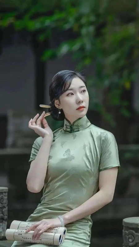 Master 7 Gestures to Captivate Cheongsam Portraits