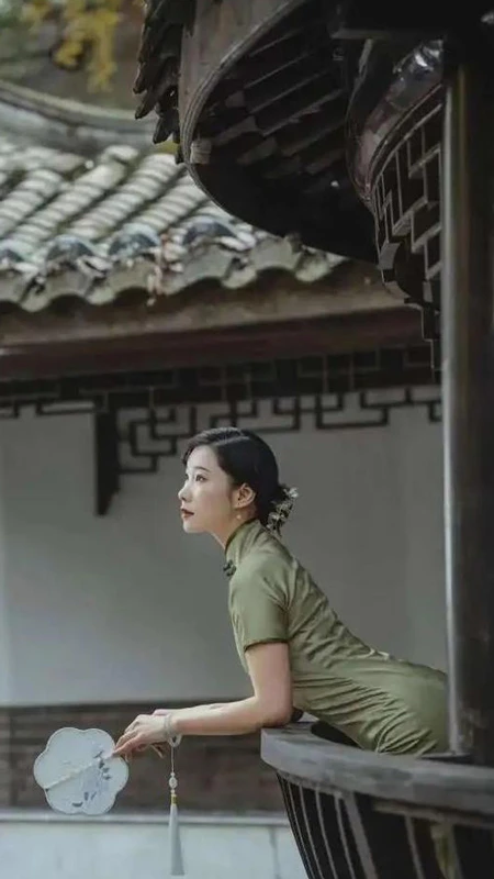 Master 7 Gestures to Captivate Cheongsam Portraits
