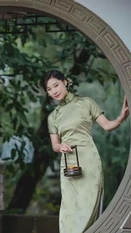 Master 7 Gestures to Captivate Cheongsam Portraits
