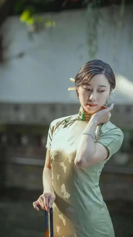 Master 7 Gestures to Captivate Cheongsam Portraits