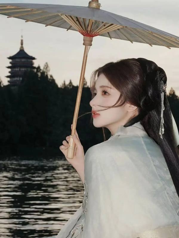 Rainy Jiangnan: A Symphony of Hanfu and Oil-Paper Umbrellas