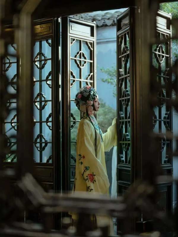 Rainy Jiangnan: A Symphony of Hanfu and Oil-Paper Umbrellas
