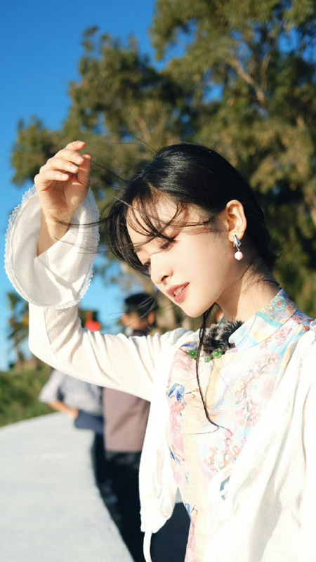 Shen Yue's Neo-Chinese Qipao in Marrakech