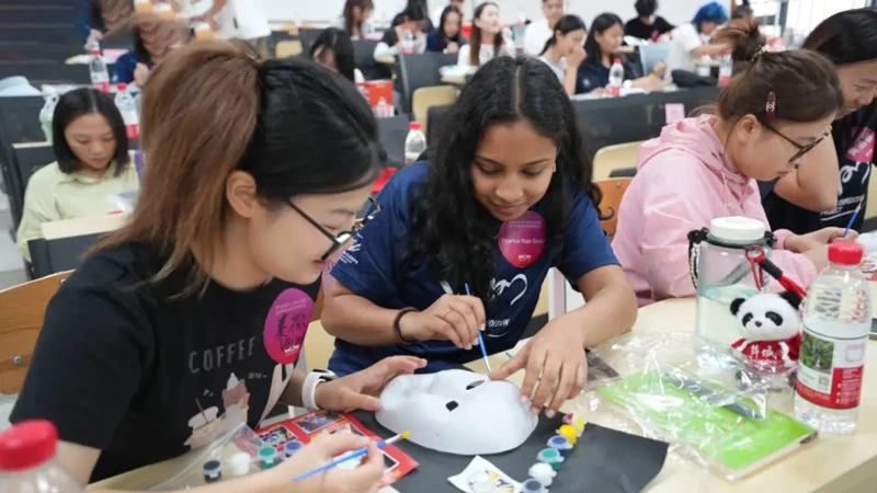 Singaporean Students Immerse in Chengdu's Culture at Jin Cheng College