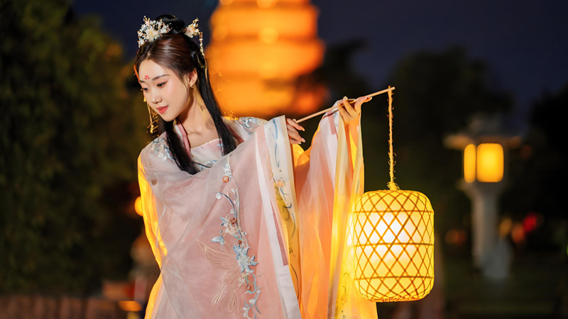 Tang Dynasty Splendor Walks Modern Xi’an Streets