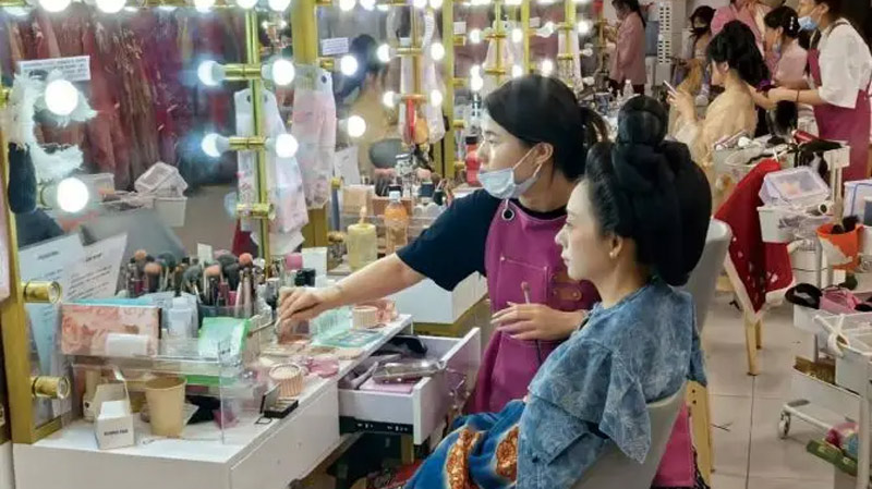 Tang Dynasty Splendor Walks Modern Xi’an Streets